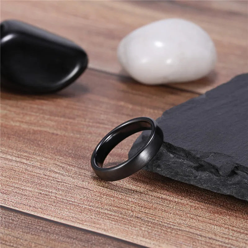 Anel de Cerâmica com Acabamento Escovado – Elegância e Durabilidade