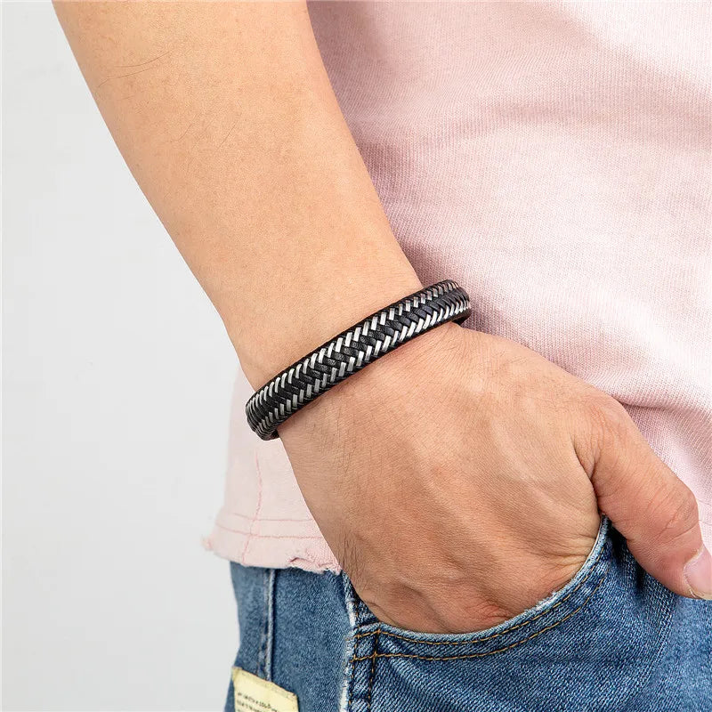 Pulseira Masculina de Couro Trançado com Fecho Magnético