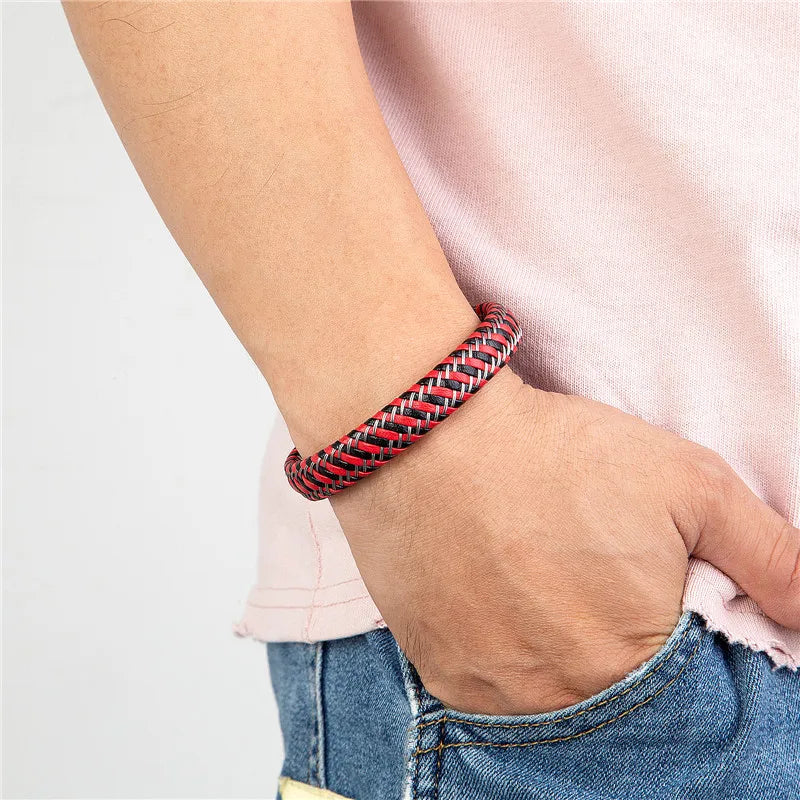 Pulseira Masculina de Couro Trançado com Fecho Magnético